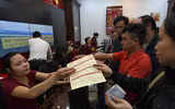 Người dân đi mua vàng trước ngày vía Thần tài vì sợ đông